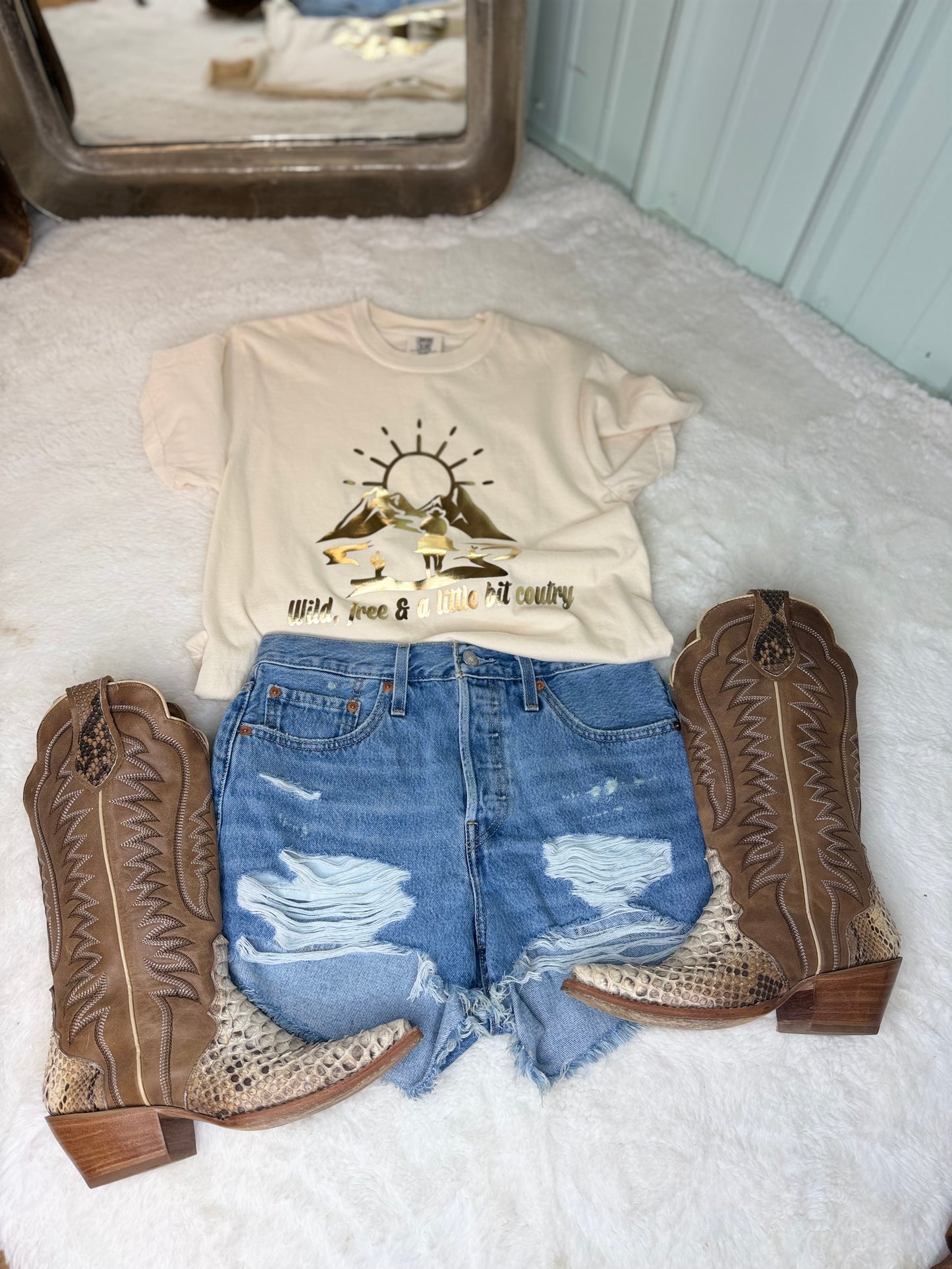Golden country tee